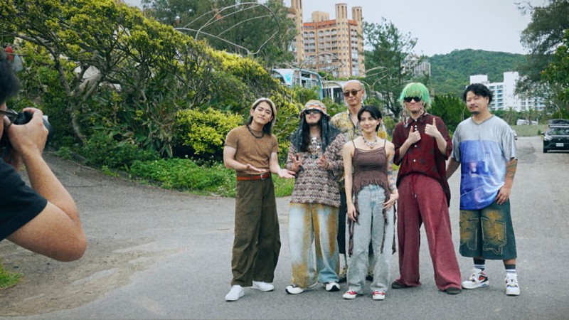 Kroi、映画『九龍ジェネリックロマンス』の雰囲気に合わせた場所での「HAZE」MV “Behind The Scenes”を公開