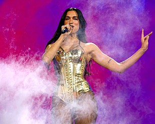 「デュア・リパ、ビリー・ジョー・アームストロングを迎えグリーン・デイ名曲を披露」