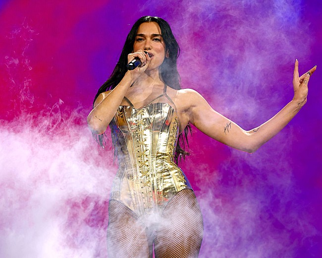 「デュア・リパ、ビリー・ジョー・アームストロングを迎えグリーン・デイ名曲を披露」1枚目/1