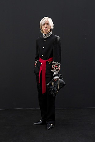 「道枝駿佑（なにわ男子）／SOOBIN（TXT）／REI＆LIZ（IVE）ら、ヴァレンティノのファッションショーに来場」