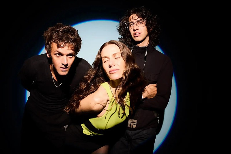 バー・イタリア、タイトなロック・チューン「omni shambles」公開