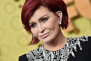 「シャロン・オズボーン、愛犬エルヴィスの死を報告」