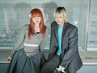 「YOASOBI、Ayase＆ikuraのWボーカル「劇上」ライブ映像を公開」