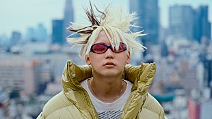 「秋山黄色、奇抜ヘア＆ファッションで「Quest」MVに登場」