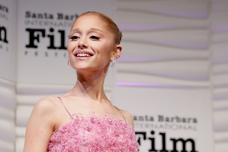  アリアナ・グランデ、約3年ぶりにブルネットヘアに「私に会えて嬉しいでしょ？」