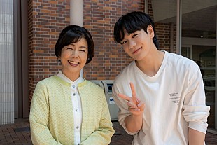 「豆原一成（JO1）、W主演の市毛良枝と“仲良し2ショット”など『富士山と、コーヒーと～』メイキング解禁」