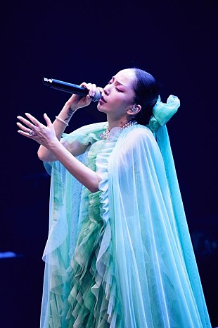 「中島美嘉、最新ソウル公演より「雪の華」ライブ映像公開」