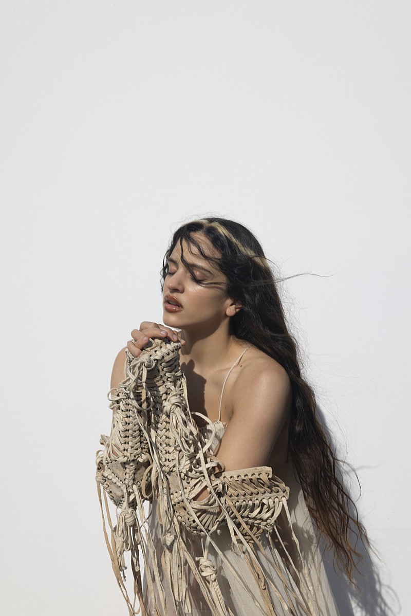 ロザリアの4thアルバム『ラックス』発売、日本語でも歌唱 