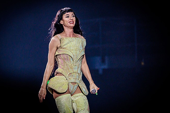 「ケイティ・ペリー、【ザ・ライフタイムズ・ツアー】を記念した新しい蝶のタトゥーを披露」1枚目/1