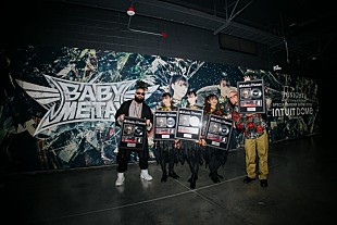 「BABYMETAL＆ファイヴ・フィンガー・デス・パンチ、米ビルボードのメインストリーム・ロック・エアプレイ・チャートで歴史的な1位」