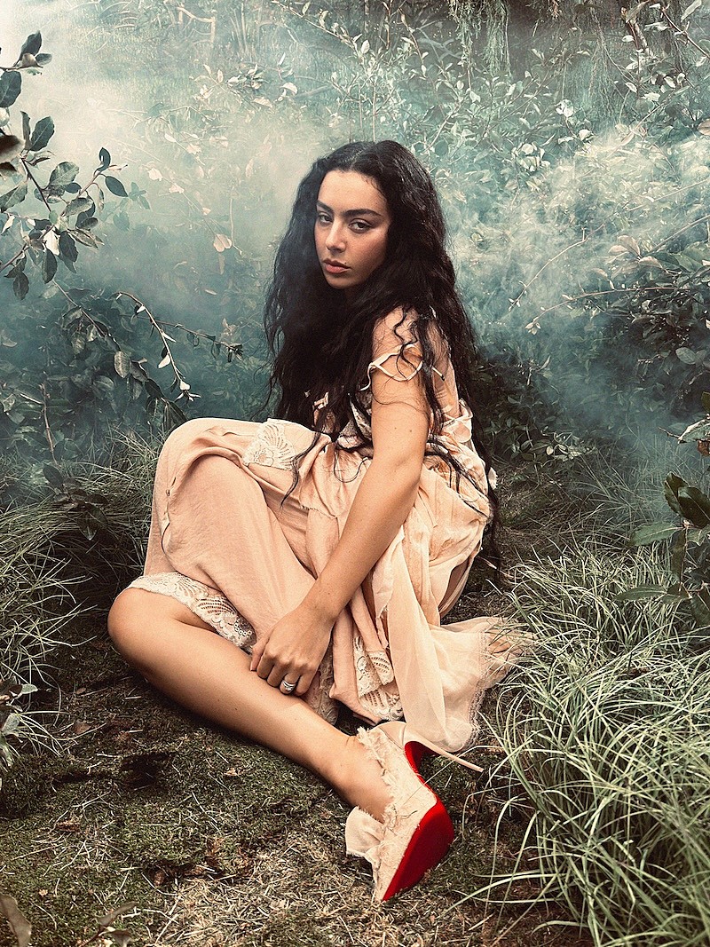 「チャーリーxcx、映画『嵐が丘』サントラより「Chains of Love」MV公開」1枚目/2