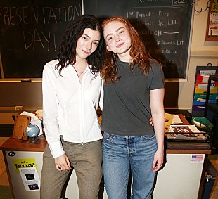 「ロード、『ストレンジャー・シングス』のセイディ・シンクと「Green Light」をロンドン公演で披露」