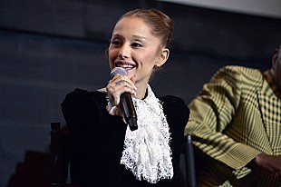 「アリアナ・グランデ、ロゼ「APT.」やレディー・ガガ「Shallow」など名デュエットを米TV番組で披露」