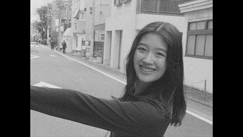 藤原さくら、2017年の楽曲「赤」新MV公開　朝ドラ『虎に翼』の川床明日香＆ジュノンボーイ渡邉多緒が出演