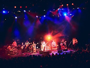 「丸山隆平×休日課長による『ベースの日』10周年SPイベント開幕、低音とグルーヴが渦巻く濃密な夜＜東京公演レポート＞」