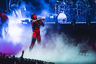 「ケイティ・ペリー、段ボールのケーキに豪快にかじりつく動画が話題」