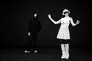 「トム・ローランズ(ザ・ケミカル・ブラザーズ)×オーロラ=TOMORA、デビュー曲「Ring The Alarm」MV公開」