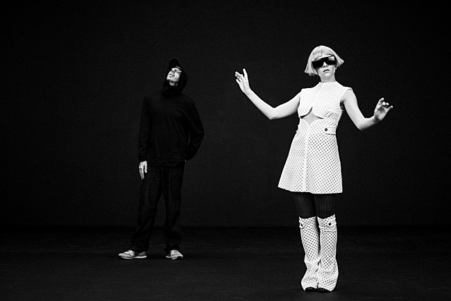 「トム・ローランズ（ザ・ケミカル・ブラザーズ）×オーロラ＝TOMORA、デビュー曲「Ring The Alarm」MV公開」1枚目/2