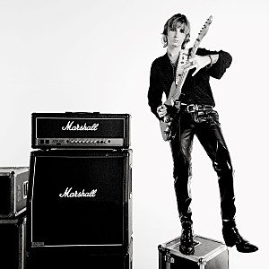 トーマス・ラッジ「マネスキンのトーマス・ラッジ、トム・モレロ/チャド・スミス/ハマ・オカモトら参加ソロAL『マスカレード』リリース」