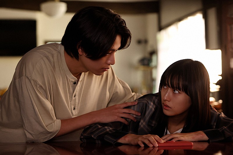 「「ひと夏の共犯者」“巧巳”橋本将生と“眞希”恒松祐里は「切ない両思い」 「キス未遂からのハグシ-ンが美しかった」」1枚目/1