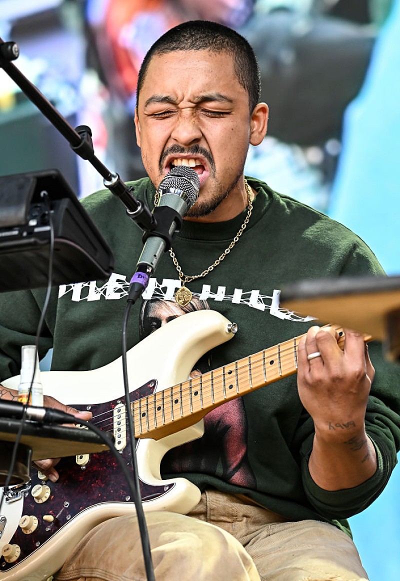 「ディジョン、米TV番組『SNL』で3曲披露 ボン・イヴェールも参加」1枚目/1