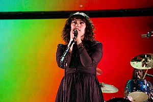 「デイヴ・グロールの娘ヴァイオレット、デビュー曲「THUM」&「Applefish」公開」