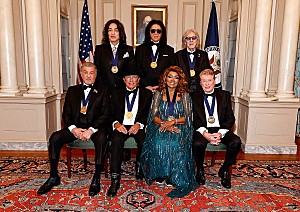 「KISS/グロリア・ゲイナーら、【ケネディ・センター名誉賞】受賞者へトランプ米大統領がメダル授与」