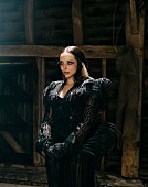 「リトル・ミックスのジェイド、デビューAL『ザッツ・ショービズ、ベイビー！』に新曲を追加したDX版配信＆「チャーチ」MV公開」1枚目/2