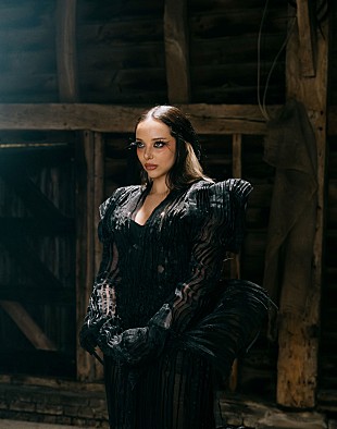 「リトル・ミックスのジェイド、デビューAL『ザッツ・ショービズ、ベイビー！』に新曲を追加したDX版配信＆「チャーチ」MV公開」