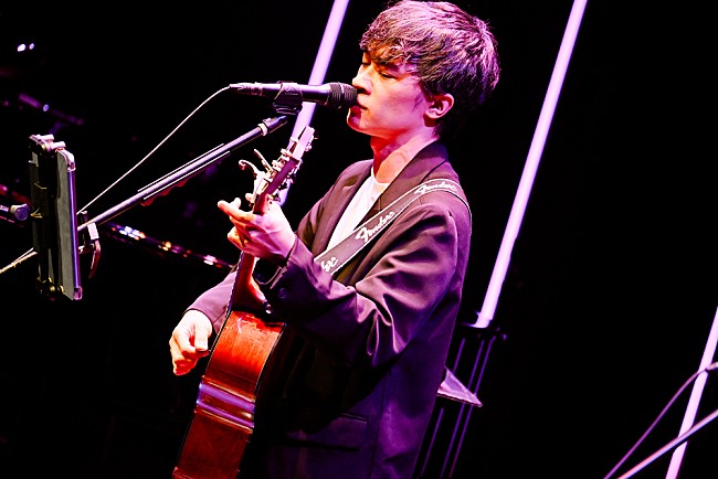 「＜ライブレポート＞ベボベ小出祐介率いるバンドmaterial club、ハプニングさえ楽しみながら響かせた会心のアンサンブル」1枚目/18