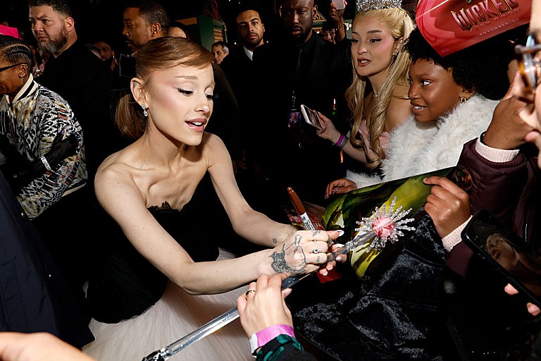 アリアナ・グランデ「アリアナ・グランデ、亡き祖母ノンナからのシンプルなアドバイスを明かす「彼女は本当に最高だった」」