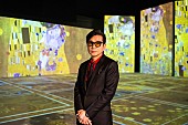 「＜イベントレポート＞藤井フミヤ、公式アンバサダーを務める没入型展覧会【クリムト・アライブ】に登場「もっと日本の人に知ってもらいたい」」1枚目/9