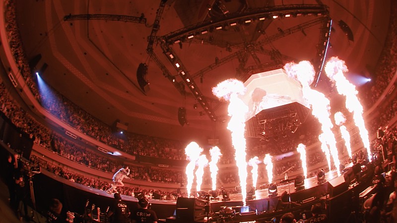 「ano、2/18発売のLIVE Blu-ray『呪いをかけて、まぼろしをといて。』武道館公演より「骨バキ☆ゆうぐれダイアリー」のライブ映像を公開」1枚目/1