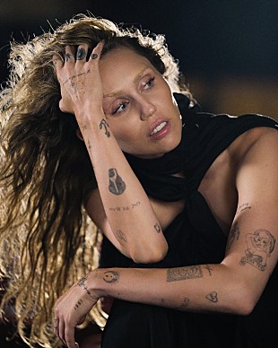 「マイリー・サイラス、映画『アバター：ファイヤー・アンド・アッシュ』エンドソング「Dream As One」MV公開」