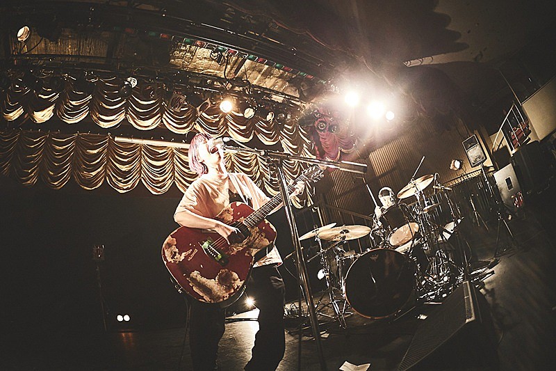 「鈴木実貴子ズ、物販未着&弦が切れるなどのトラブル乗り越え大団円 自身最大規模ワンマン【危機一発】レポート到着」1枚目/15