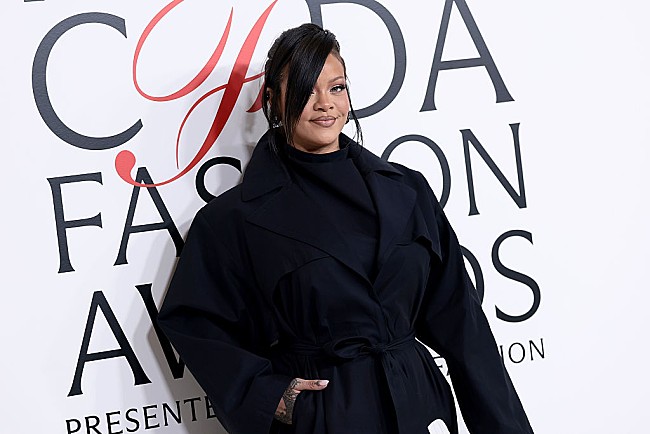 「リアーナ、マライア・キャリーの公演ではしゃぎすぎて“座って”と注意される」1枚目/1