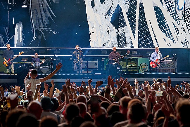 「オアシスのゲム・アーチャーが明かす再結成ツアーの舞台裏、当初のセットリストにはさらに4曲あった」1枚目/1