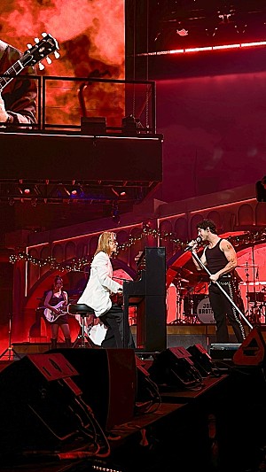 「YOSHIKI、ジョナス・ブラザーズのNYツアー・ファイナルに“ぶっつけ本番”でゲスト出演」