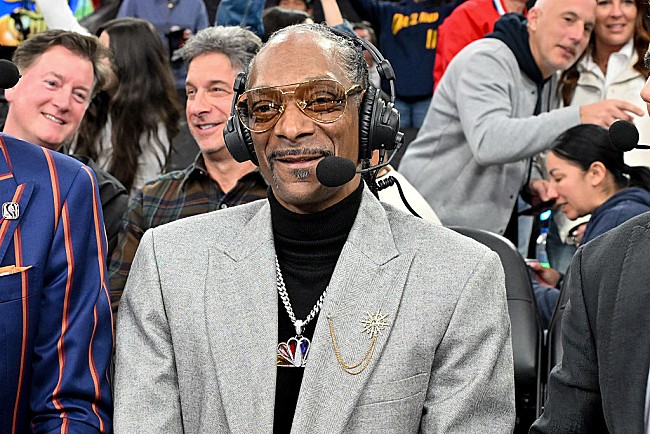 「スヌープ・ドッグ、ウォリアーズ対クリッパーズ戦のNBA中継で独自の存在感」1枚目/1