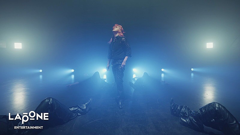 「松田迅(INI)、歌&ダンスでKAI「Mmmh」をカバー」1枚目/1