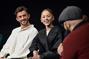アリアナ・グランデ「アリアナ・グランデ、ジョナサン・ベイリーと英ロンドンで上演されるミュージカルで再タッグ」