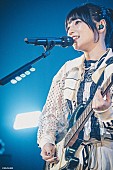 「＜ライブレポート＞青木陽菜が自身初となるワンマンライブ【1st LIVE「BLUE TRIP」】開催――“アーティストとしての決意”を刻んだ夜」1枚目/5
