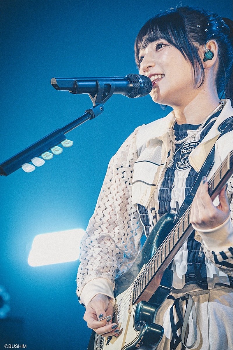 「＜ライブレポート＞青木陽菜が自身初となるワンマンライブ【1st LIVE「BLUE TRIP」】開催――“アーティストとしての決意”を刻んだ夜」1枚目/5