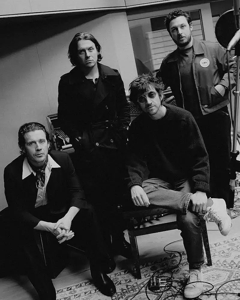 アークティック・モンキーズ「Opening Night」公開、紛争の影響を受ける子どもたち支援チャリティAL収録