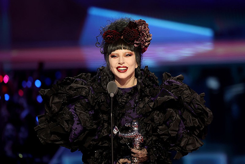 レディー・ガガ、名曲「Won’t You Be My Neighbor?」のパワフルなカバー映像公開 