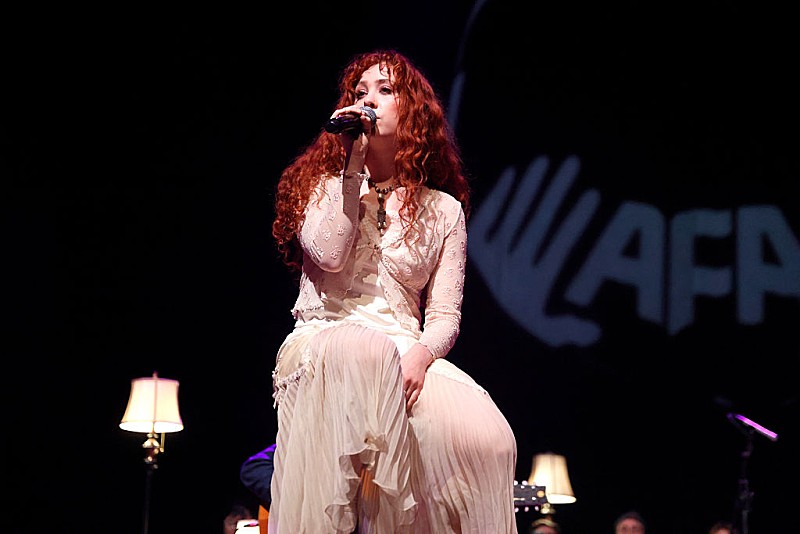 チャペル・ローン、受賞スピーチで“お金を持っている人は誰であれ、手放す義務がある”と発言