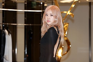 「BLACKPINKロゼ、現在の恋愛状況と“有害な”元恋人について語りながら涙」