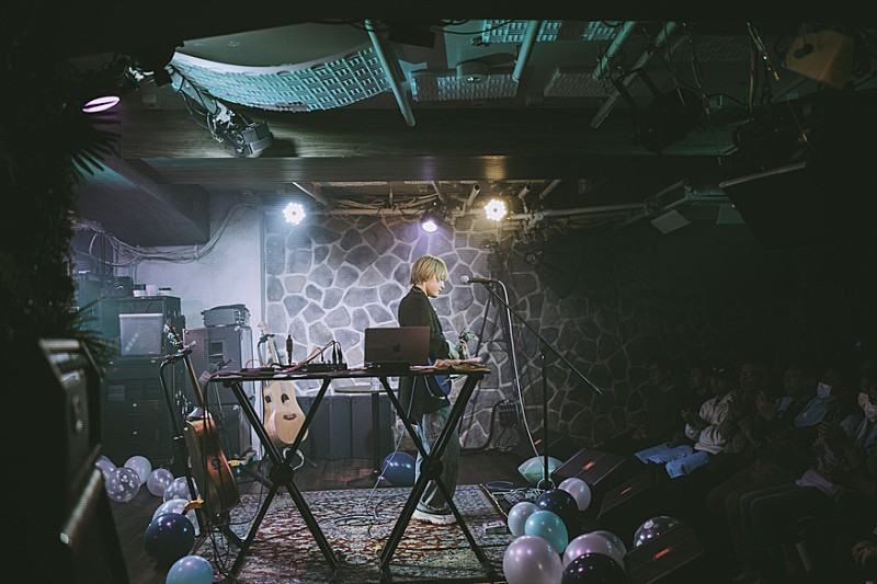 「＜ライブレポート＞まおた「しあわせ者ですね、本当に」二十歳の誕生日にウーロンハイで乾杯！ 唯一無二のアーティスト性を感じさせた若きシンガーソングライター」1枚目/9