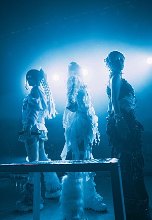 東京電脳 from 電音部「<ライブレポート>東京電脳 from 電音部(ねねるねる(苺りなはむ)八波零音(yAmmy)叶ヒカリ(ぁぃぁぃ))前代未聞の1st LIVEで解禁した物語“はじまりの時間”」