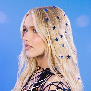 「フレイヤ・スカイ、デビューEP『スターダスト』配信「書いた当時の“私自身”の断片」」